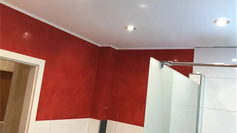 Rote Wand im Badezimmer