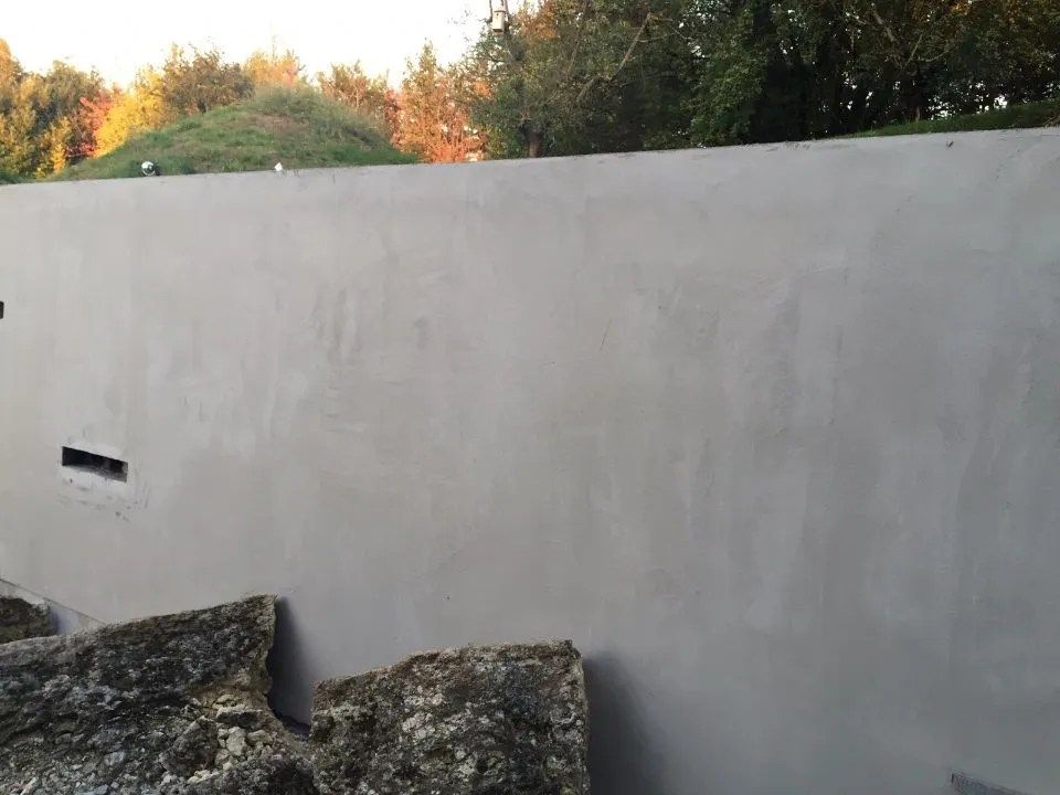 Graue Betonwand im Freien