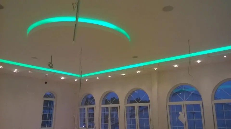 Zimmer mit indirekter grüner Beleuchtung