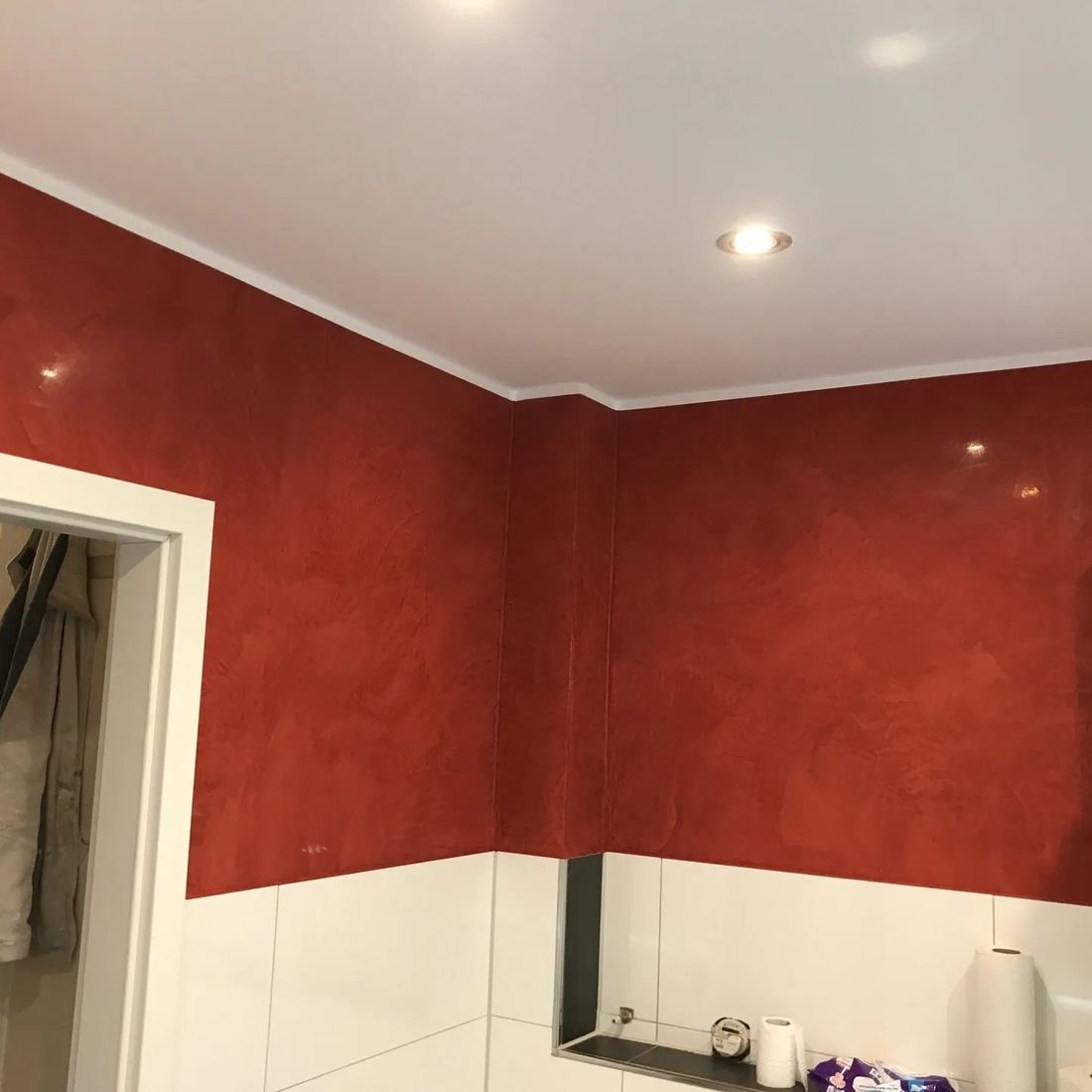 Rote Wand im Badezimmer